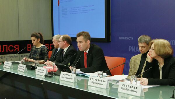 Уполномоченный при президенте РФ по правам ребенка Павел Астахов (в центре) на пресс-конференции в РИА Новости