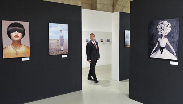 Д.Медведев посетил выставку Лучшие фотографии России 2012