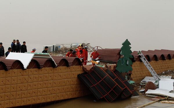 Спасательные работы на месте аварии судна-ресторана в Багдаде