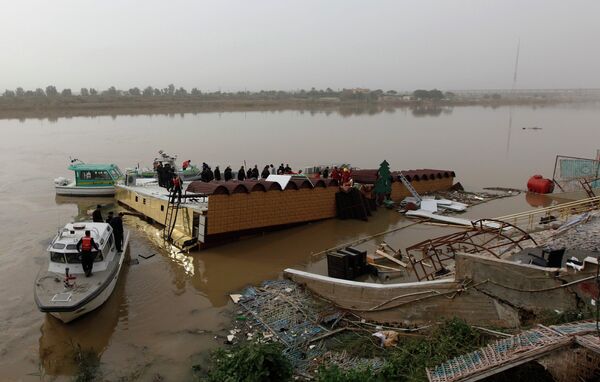 Спасательные работы на месте крушения судна-ресторана в Багдаде