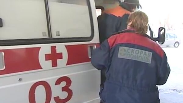 Медицинские сотрудники оказывают помощь пострадавшим от выброса хлора в Пермском крае