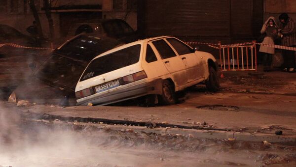 Две машины провалились в промыв грунта в Санкт-Петербурге