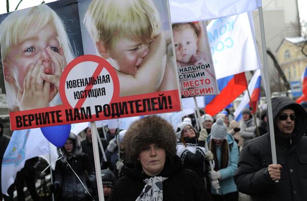 Участники шествия в защиту детей на Гоголевском бульваре в Москве