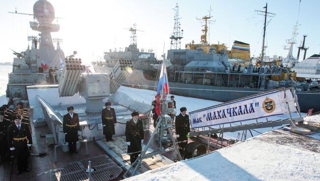 Подъем флага на малом артиллерийском корабле Махачкала. Архивное фото