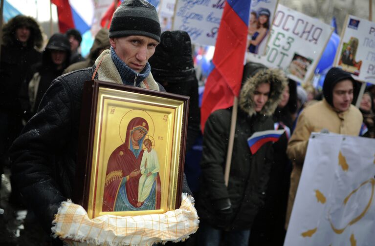 Участники шествия В защиту детей на Гоголевском бульваре в Москве