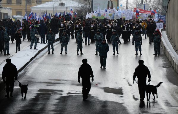 Сотрудники правоохранительных органов во время шествия В защиту детей в Москве