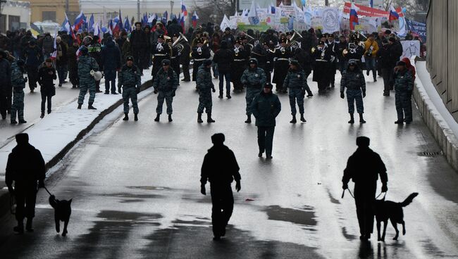 Сотрудники правоохранительных органов во время шествия В защиту детей в Москве