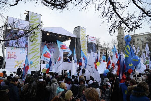 Участники шествия В защиту детей на митинге в Новопушкинском сквере в Москве