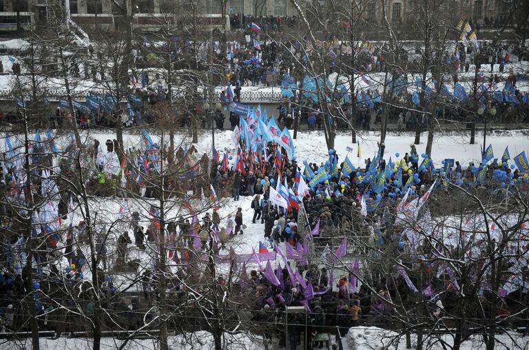 Участники шествия В защиту детей на митинге в Новопушкинском сквере в Москве