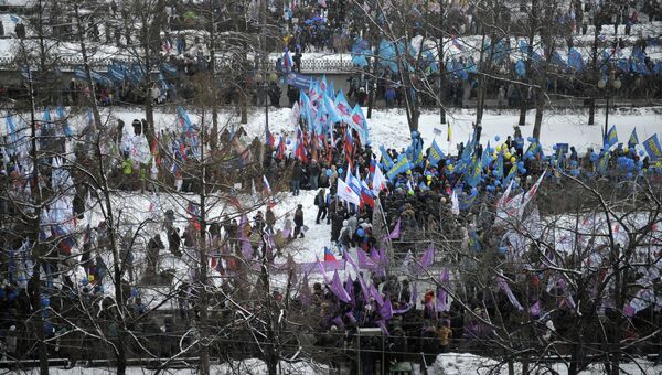 Участники шествия В защиту детей на митинге в Новопушкинском сквере в Москве