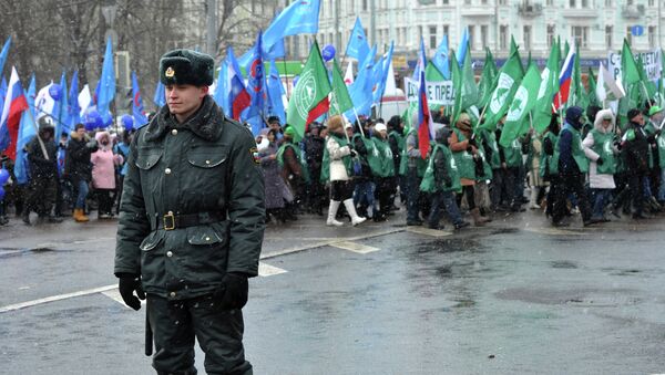 Сотрудник правоохранительных органов во время шествия В защиту детей в Москве