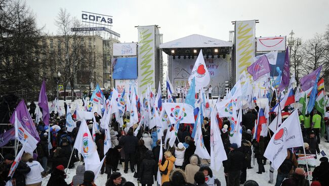 Участники шествия В защиту детей на митинге в Новопушкинском сквере в Москве