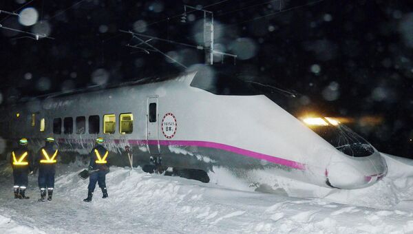Скоростной поезд, сошедший с рельсов на севере Японии