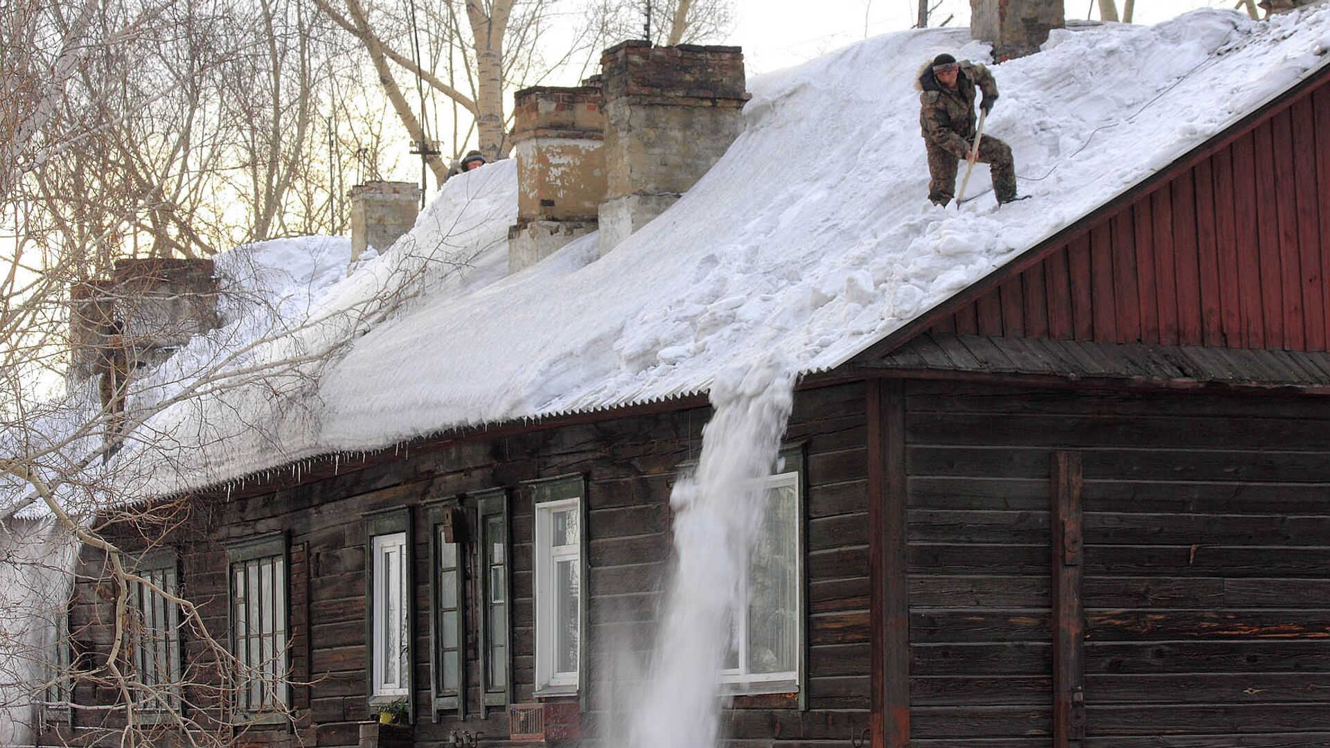 Коммунальщики счищают снег в Новосибирске рядом с домом, где рухнула крыша - РИА Новости, 1920, 08.01.2021