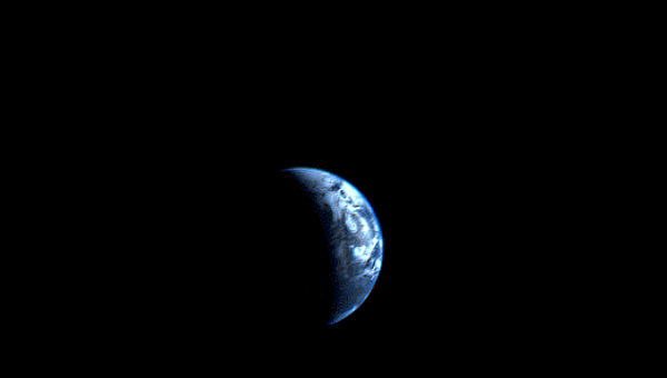 Cнимок зонда Вояджер-1,  на котором изображены серпы Земли и Луны, архивное фото