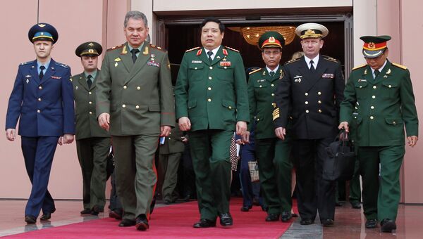 Министр обороны РФ Сергей Шойгу во время встречи с министром национальной обороны Вьетнама Фунг Куанг Тханем в Ханое ( в центре слева направо)