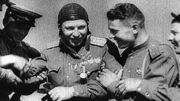 Архивные кадры к 100-летию со дня рождения легендарного летчика Покрышкина