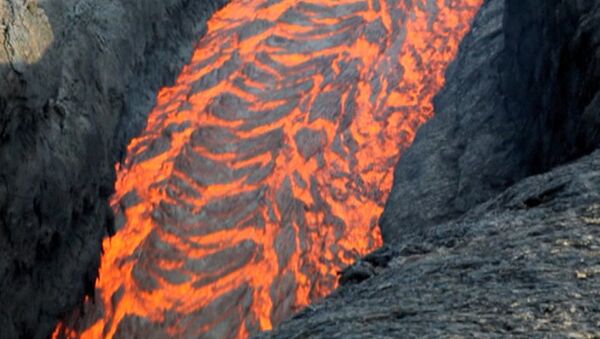 Огненная лава вырывалась из вулкана и текла по заснеженным горам