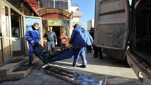 Сотрудники скорой помощи выносят тело Адиля Махмудова из ресторана Закарпатские узоры