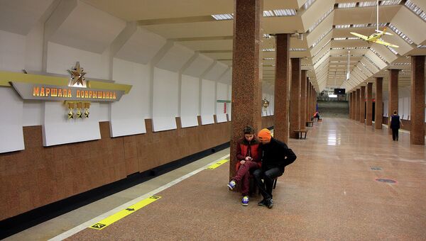 Станция метро им. Покрышкина, оформленная к юбилею маршала