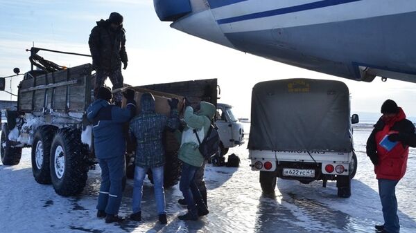 Самолет с оборудованием прибыл в камчатское село Тиличики