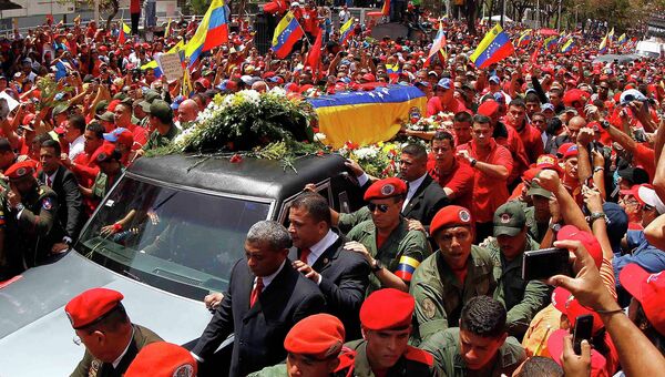 Траурный кортеж с телом умершего президента Венесуэлы Уго Чавеса