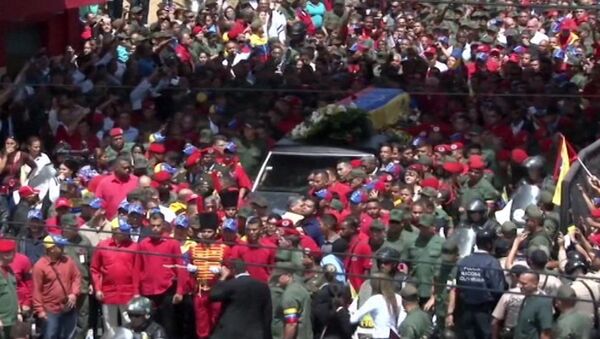Сотни тысяч венесуэльцев провожали траурный кортеж с телом Уго Чавеса