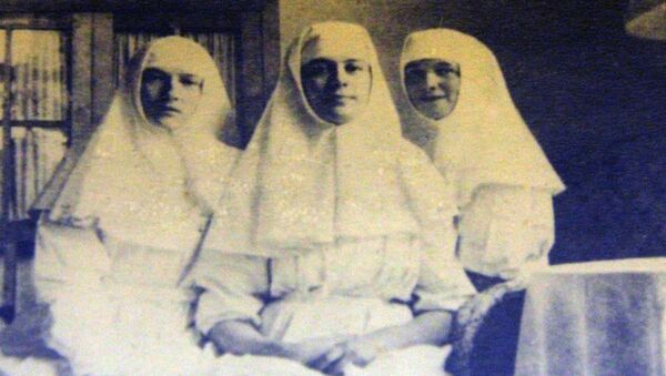Великие княжны Татьяна и Ольга с Маргаритой Хитрово (в центре) во время службы в госпитале