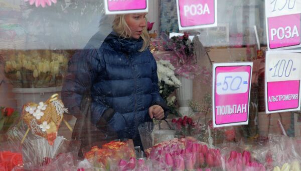 Продажа цветов в преддверии Международного женского дня. Архивное фото
