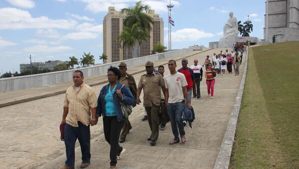 В Гаване проститься с Чавесом в мемориальном комплексе имени Хосе Марти пришли сотни тысяч человек.