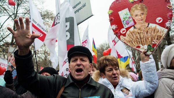 Ю.Тимошенко поздравили с 8 марта возле ЦКБ