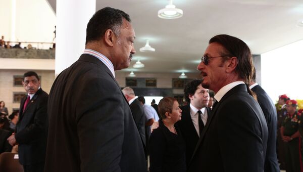 Шон Пенн (справа) на церемонии прощания с Уго Чавесом