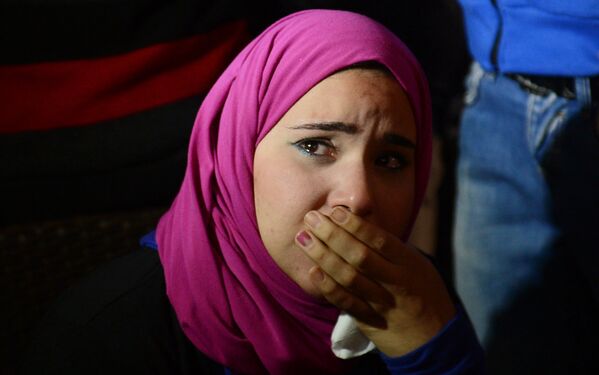 Девушка плачет после объявления приговора обвиняемым в трагедии, произошедшей год назад в городе Порт-Саид