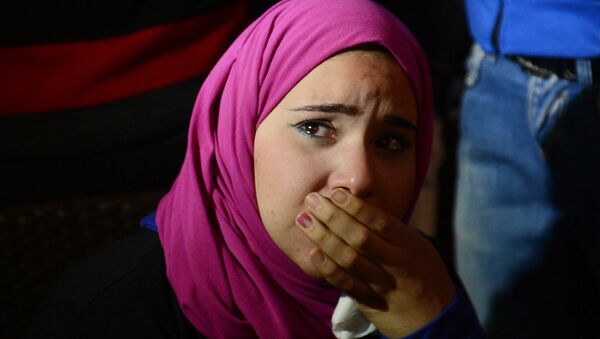 Девушка плачет после объявления приговора обвиняемым в трагедии, произошедшей год назад в городе Порт-Саид. Архивное фото