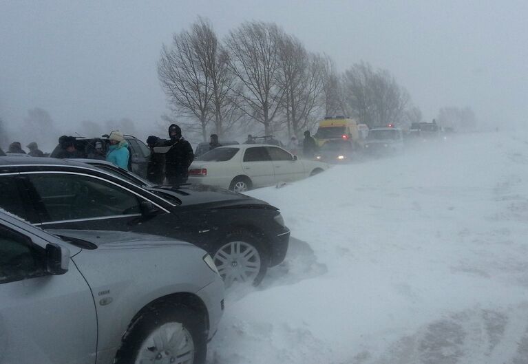 Снегопад в Новосибирской области парализовал движение на трассах