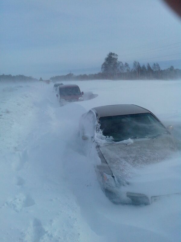 Снежные заторы на трассах в Новосибирской области