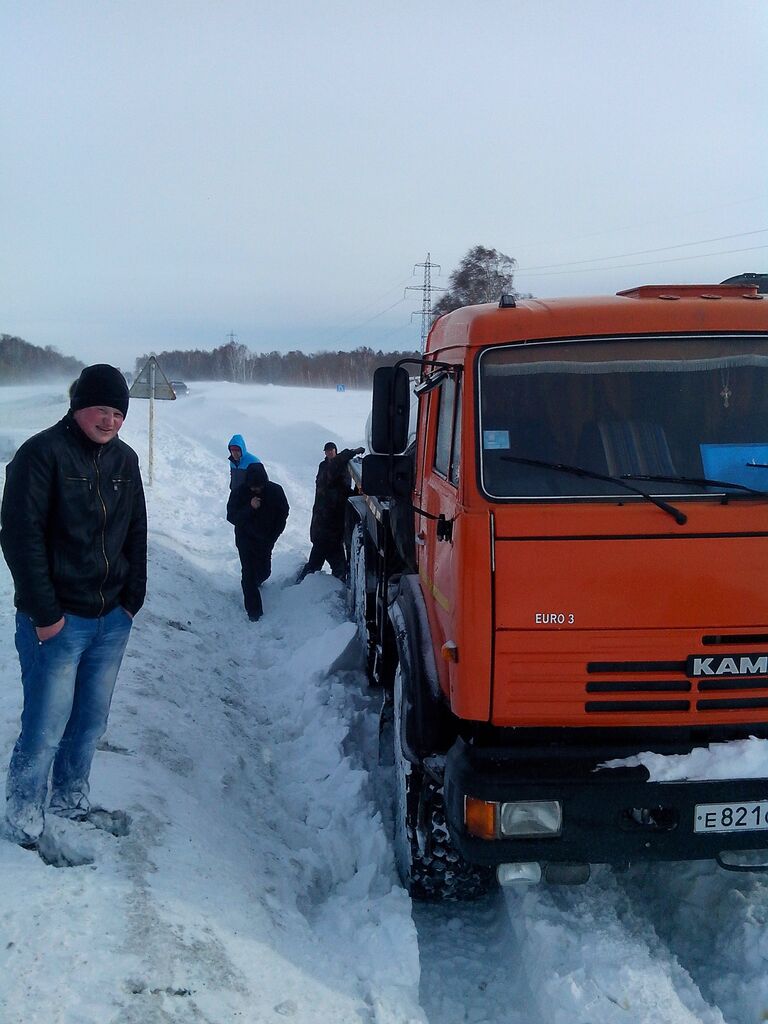 Снежные заторы на трассах в Новосибирской области