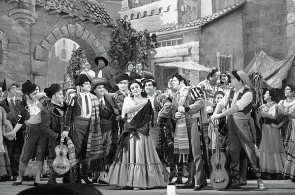 Лариса Авдеева (в центре) в роли Кармен в сцене из оперы Кармен