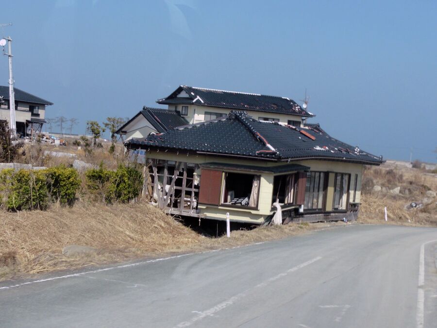 Бывшая зона отселения: два года после цунами некому было разбирать завалы