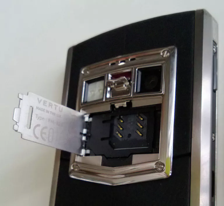 Телефон Vertu: гнездо под SIM-карту любого формата Телефон Vertu: гнездо под SIM-карту любого формата
