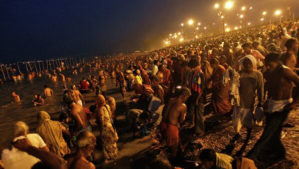 Индусы собрались, чтобы принять священное омовение в водах реки Ганг