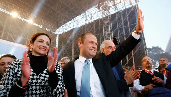 Лидер Лейбористской партии Джозеф Мускат в сопровождении своей жены Мишель после победы на выборах на Мальте