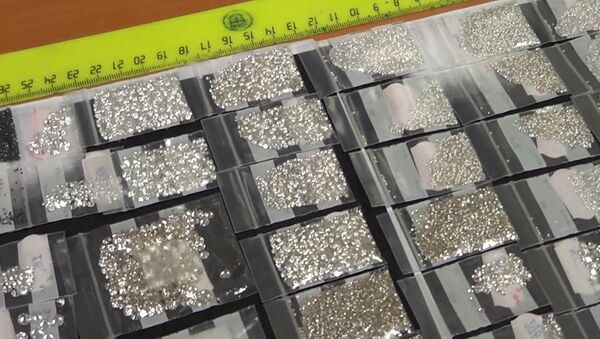 Контрабандист прятал 26 000 алмазов в коробках от iPhone. Оперативная съемка