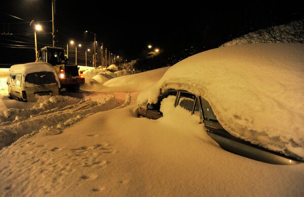 Занесенные снегом автомобили после обильного снегопада в Мурманске