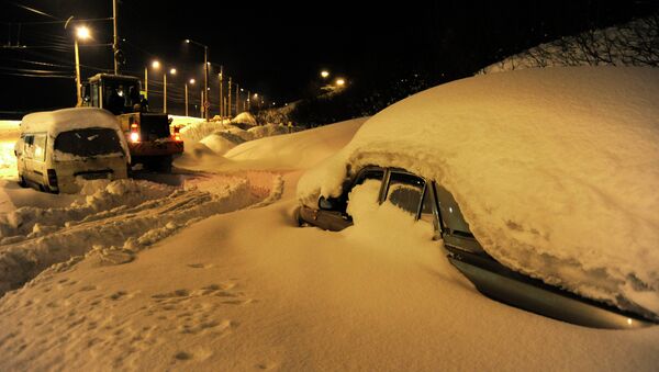 Занесенные снегом автомобили после снегопада в Мурманске. Архивное фото