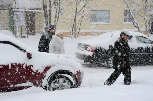 Жители Мурманска на одной из улиц города во время обильного снегопада