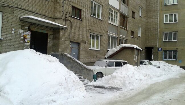 Невывезенный снег с улиц и дворов Новосибирска, фото из архива