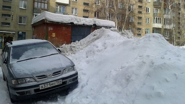 Невывезенный снег с улиц и дворов Новосибирска