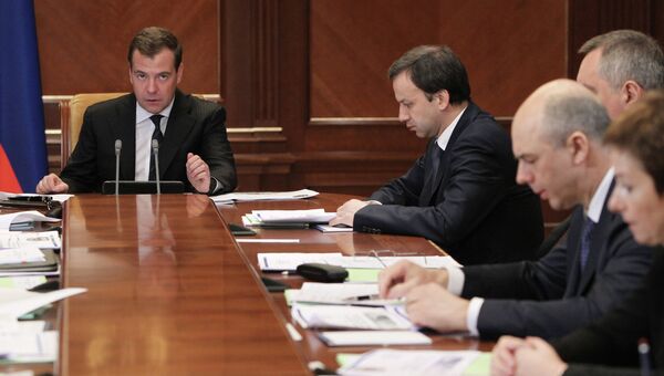 Премьер-министр РФ Дмитрий Медведев проводит совещание