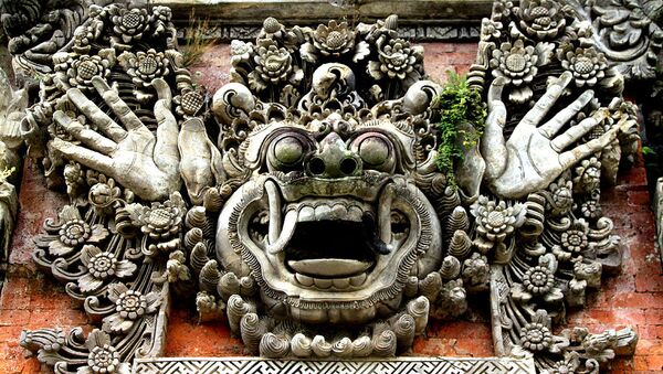 Устрашающее изображение кала или бута на стенах балийского храма